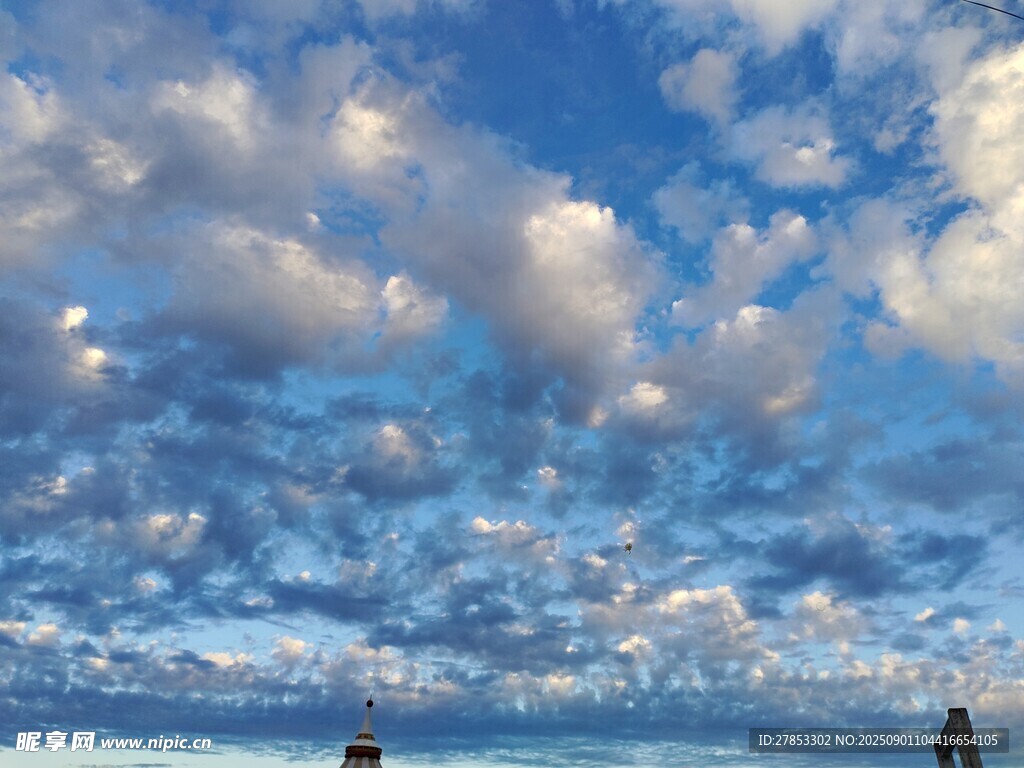 蓝天白云下的开阔景致