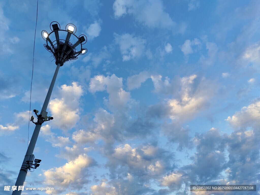 高空灯架与蓝天白云