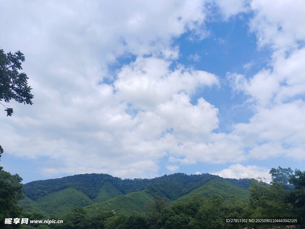 蓝天白云下的青山美景