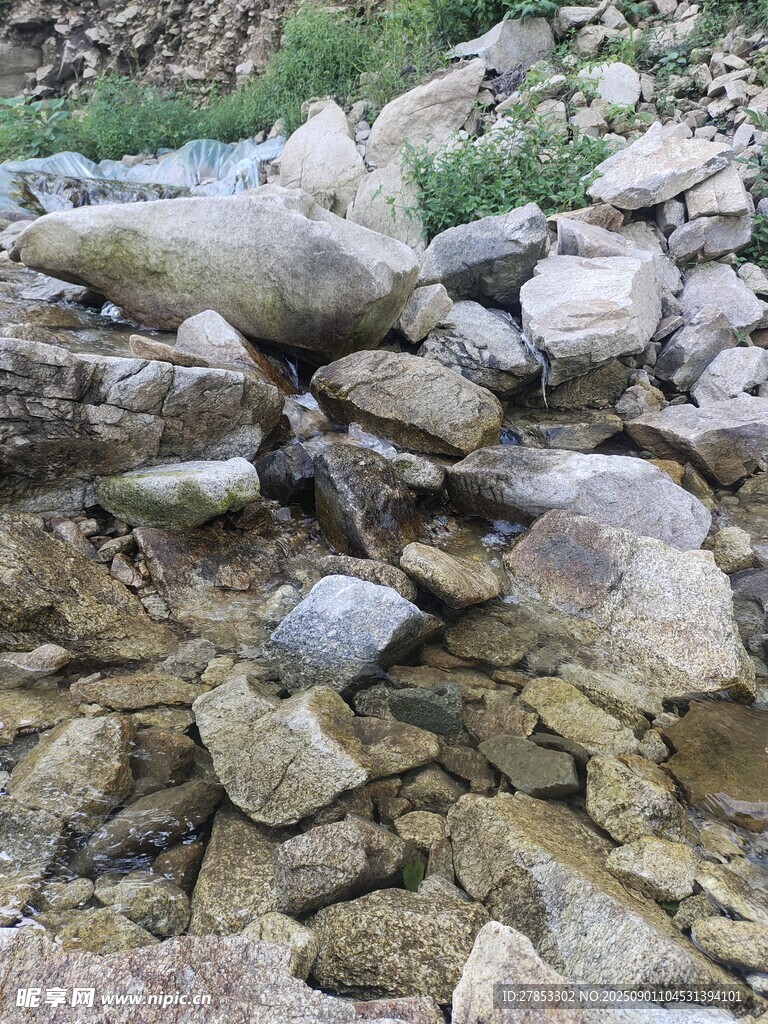 山间清澈溪流中的乱石