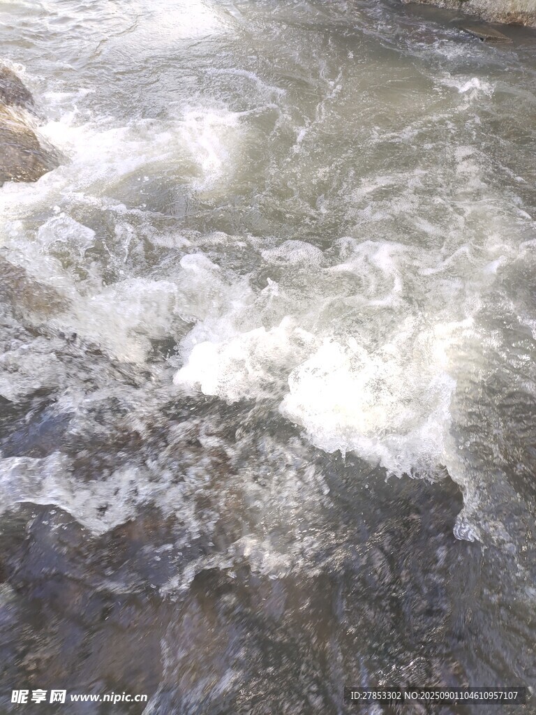 湍急溪流中的白色水花