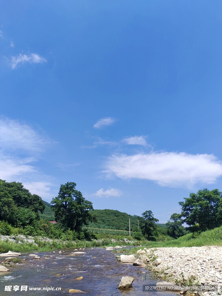 山间溪流