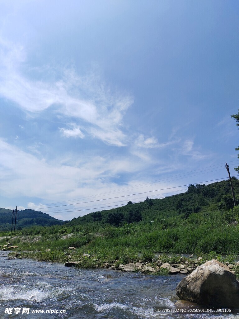山间溪流旁的美丽自然景