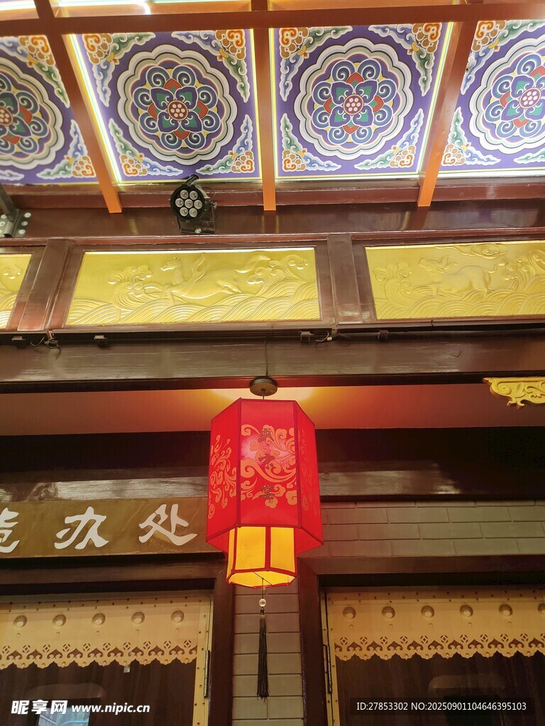中式建筑内的红色灯笼