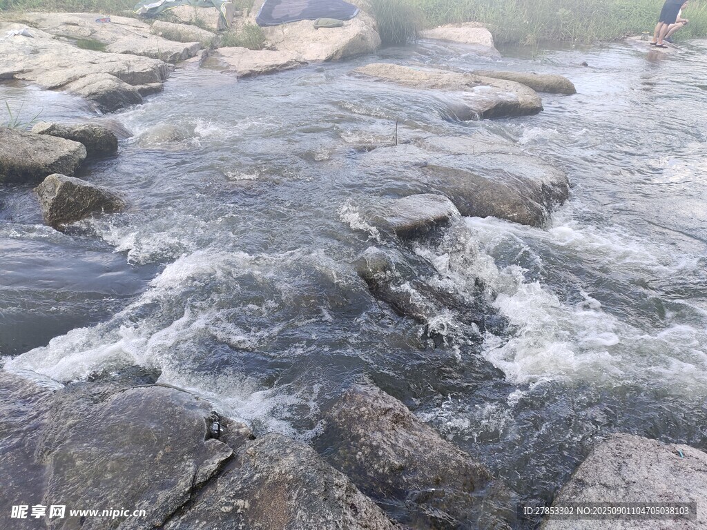 山间溪流中的嶙峋怪石