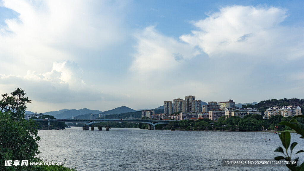 江边城市风光美景