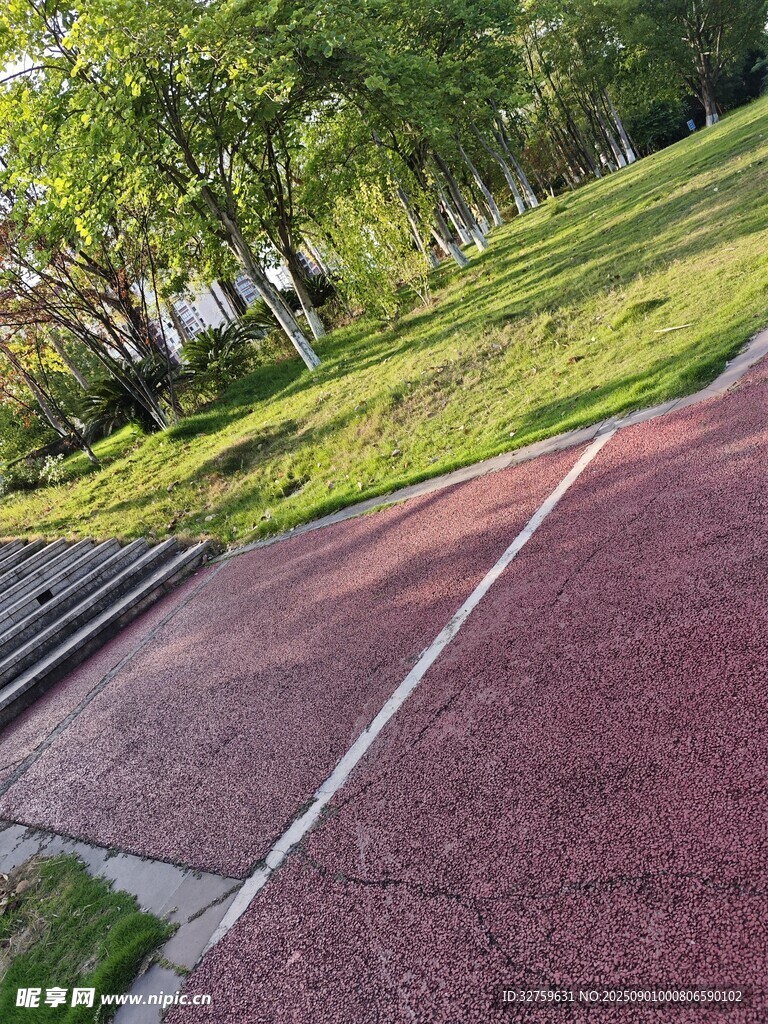 公园中的红色塑胶跑道