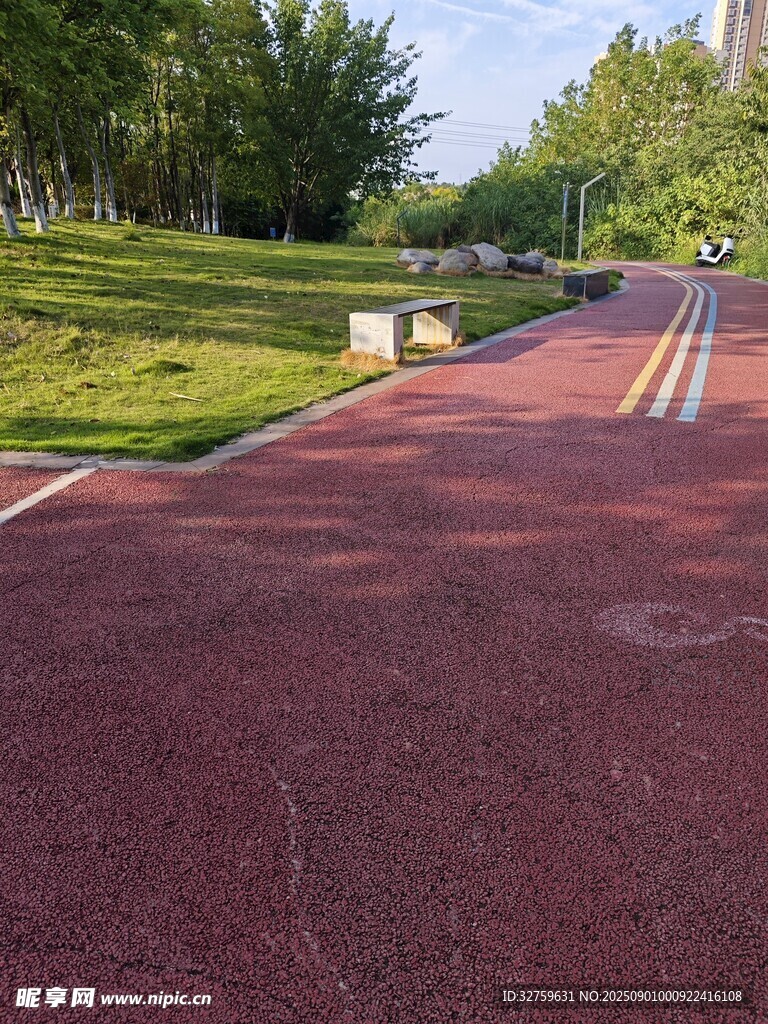 公园红色步道风景