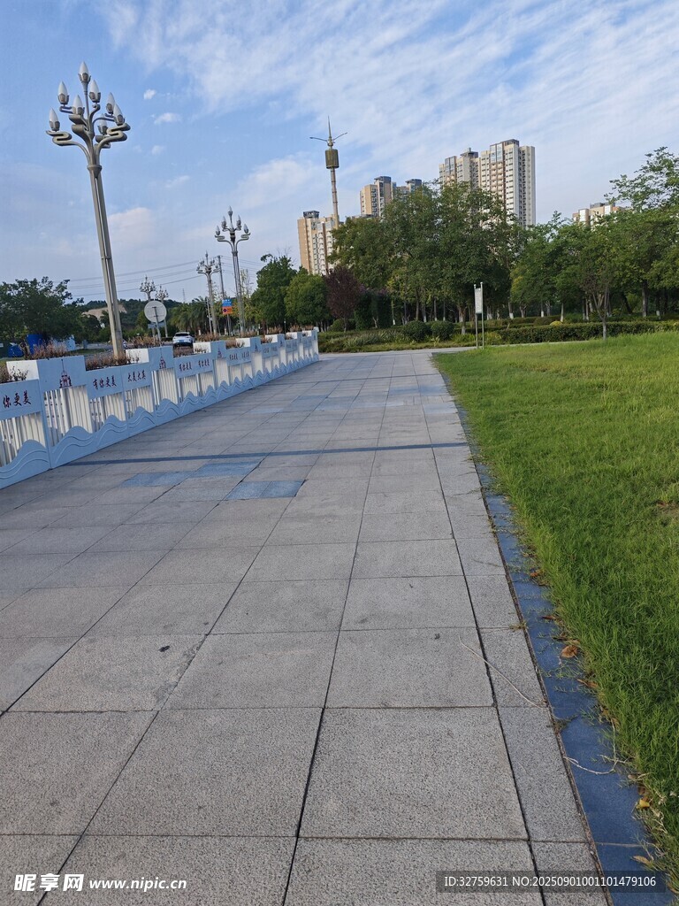 城市河畔步道风光