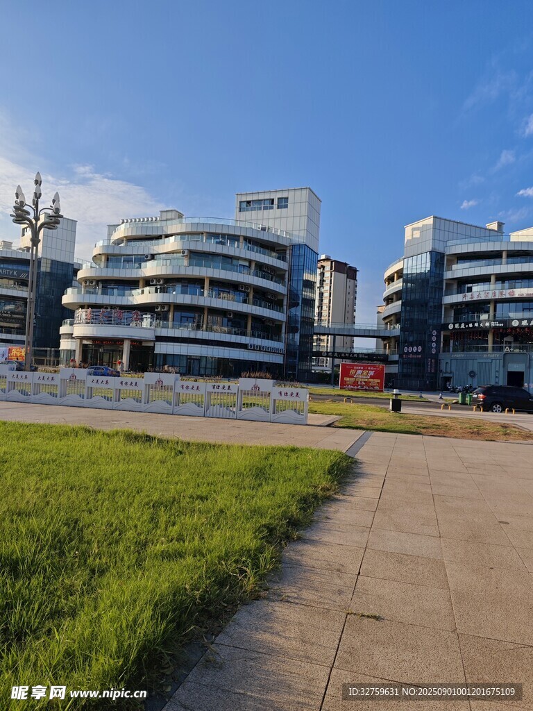 现代风格建筑与户外绿地