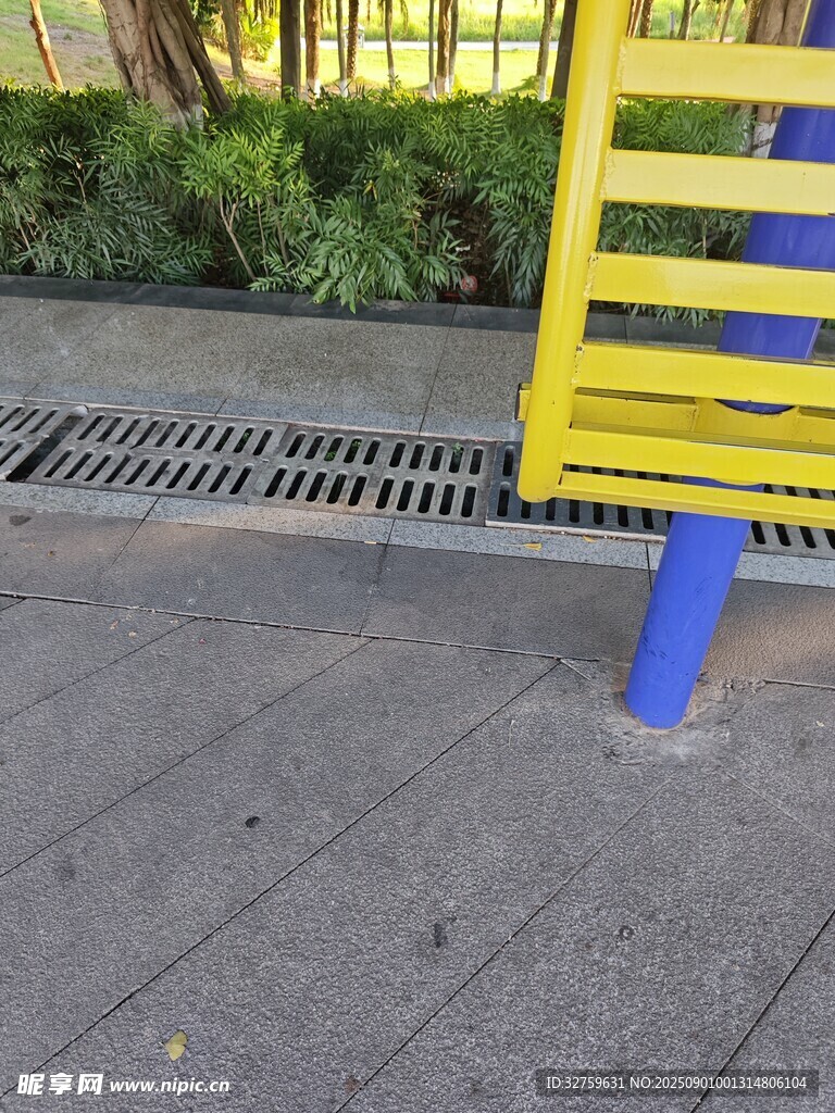 户外健身设施下的排水格栅