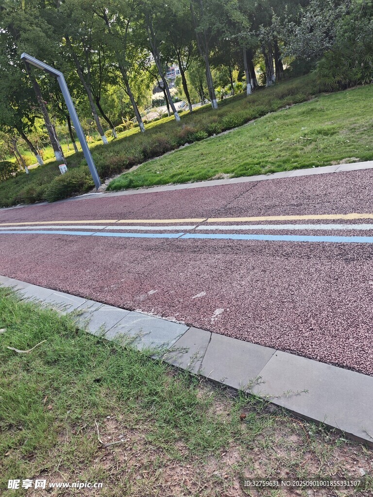 户外彩色步道与周边景致