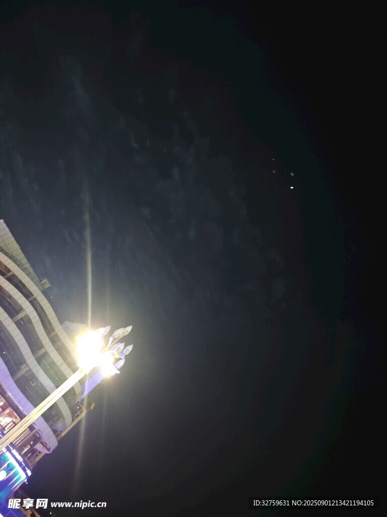 火箭发射瞬间光芒闪耀
