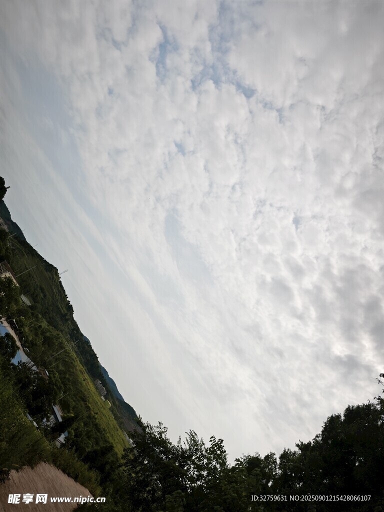 山间云雾缭绕的天空