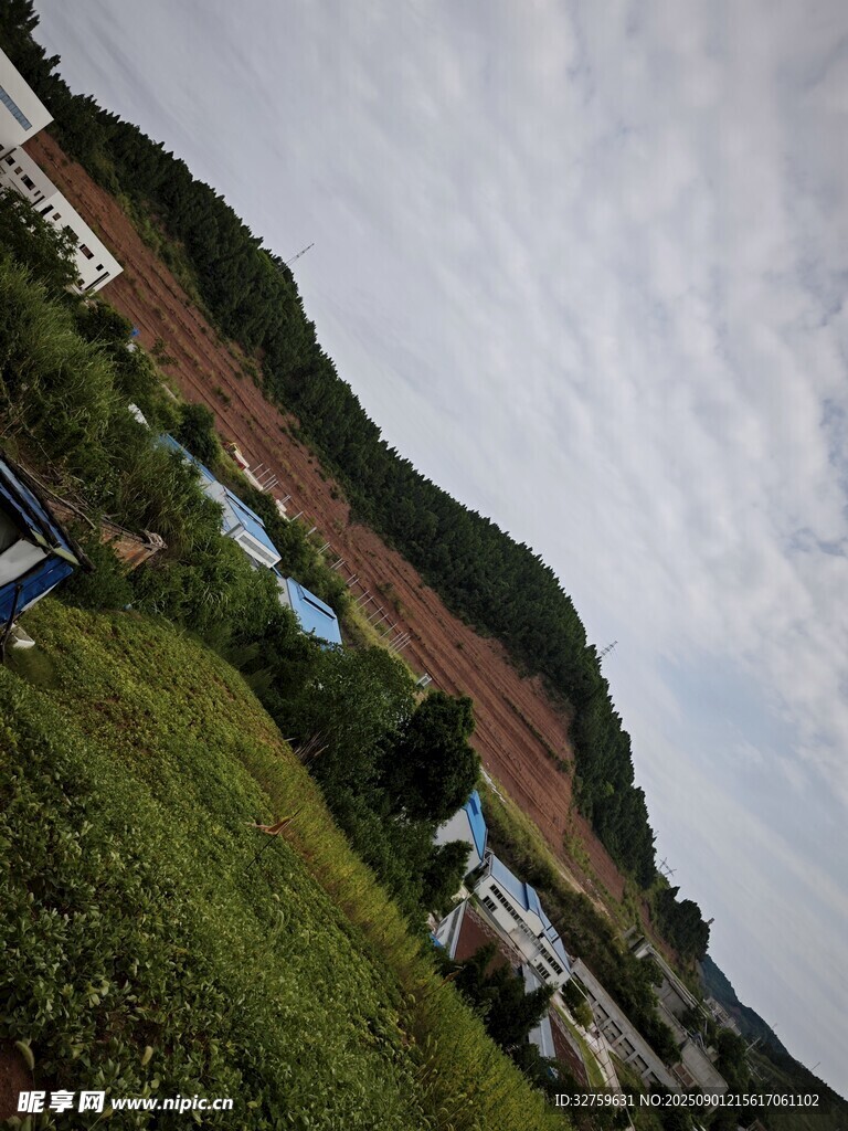 乡村田野边的房屋景象