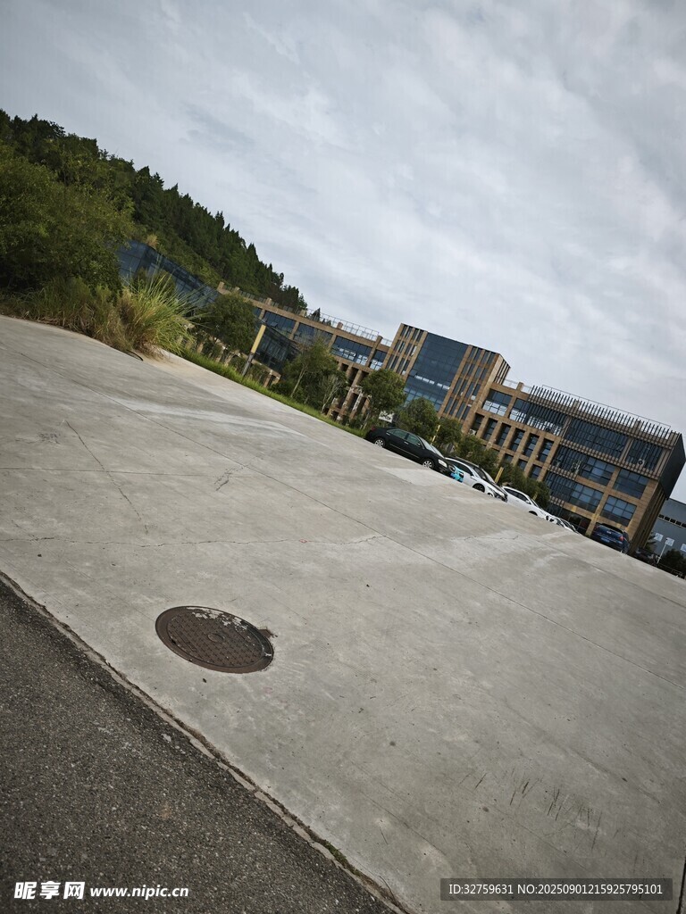 空旷户外路面及远处建筑