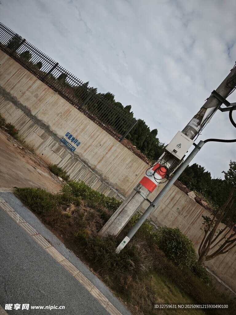 铁路道口信号灯与周边景象