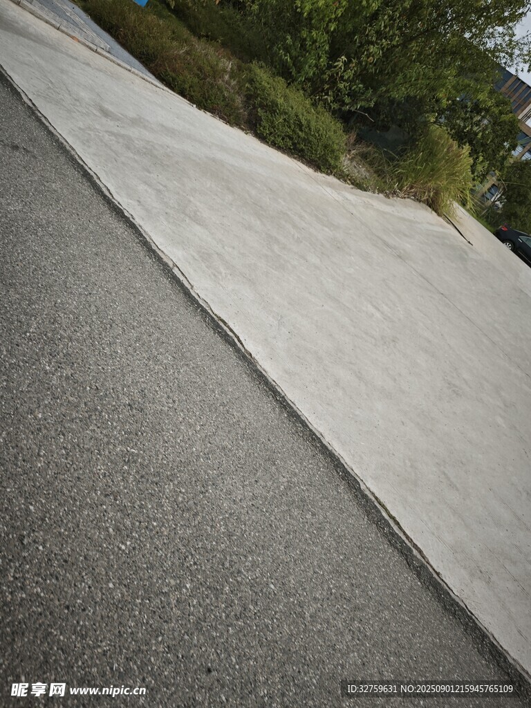 道路旁的灰白斜坡