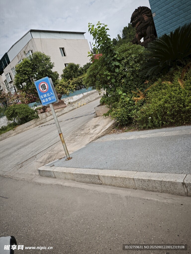 路边蓝色停车指示牌
