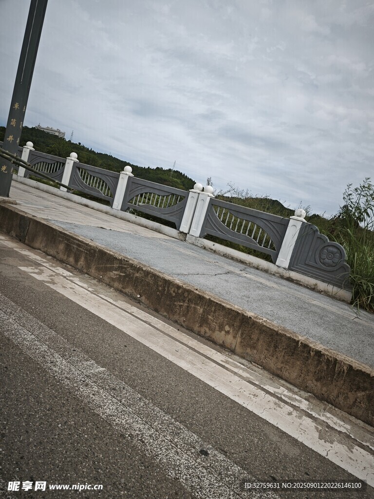 道路旁的白色护栏景观