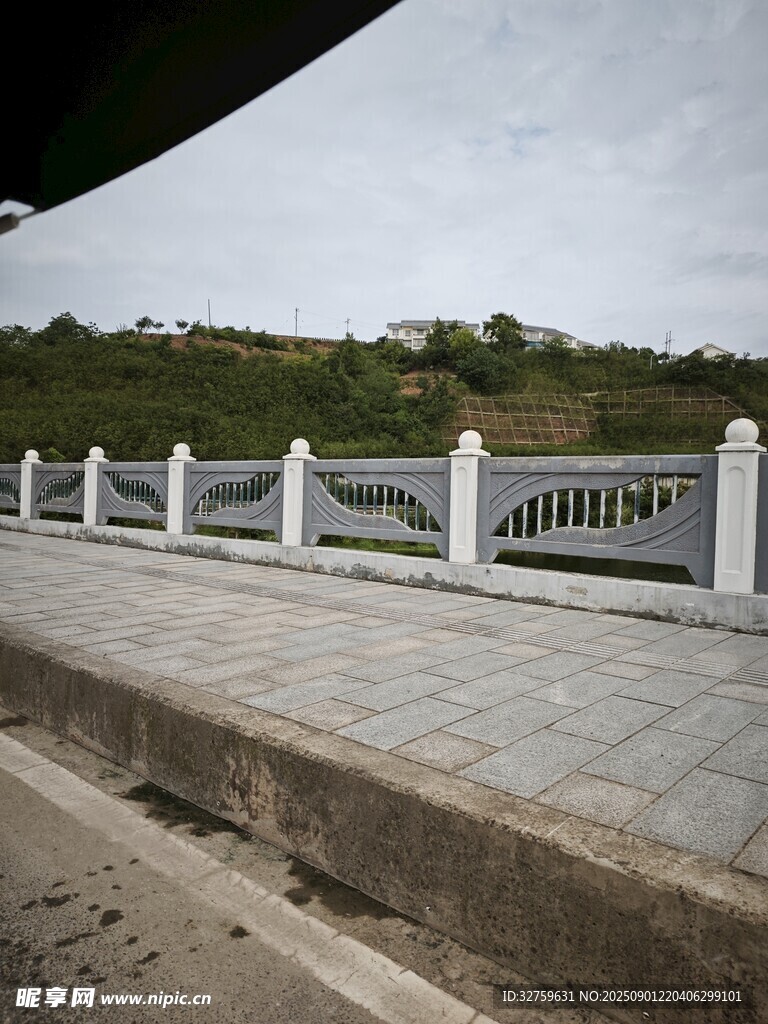 河边白色护栏人行道景观