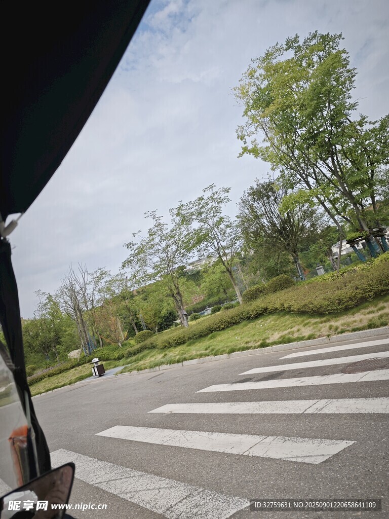 车内视角看户外斑马线风景