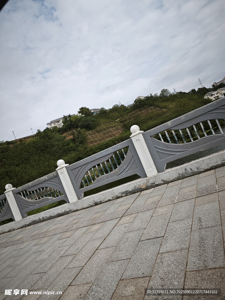 户外石质围栏与开阔景致