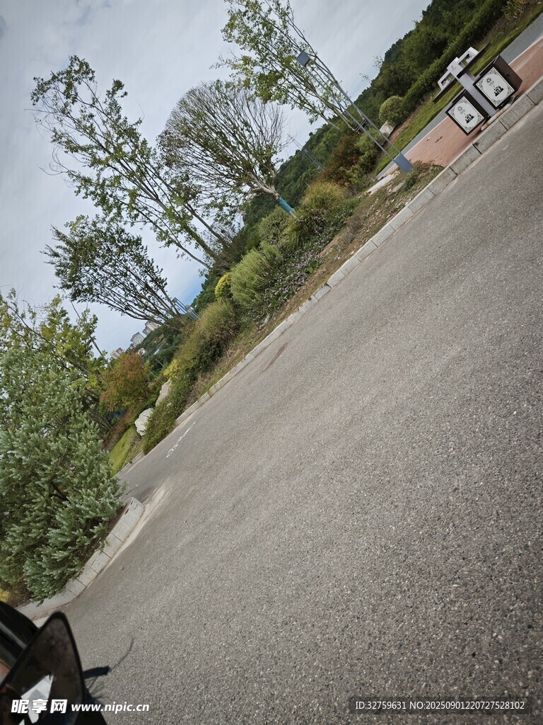 户外空旷道路及周边景致