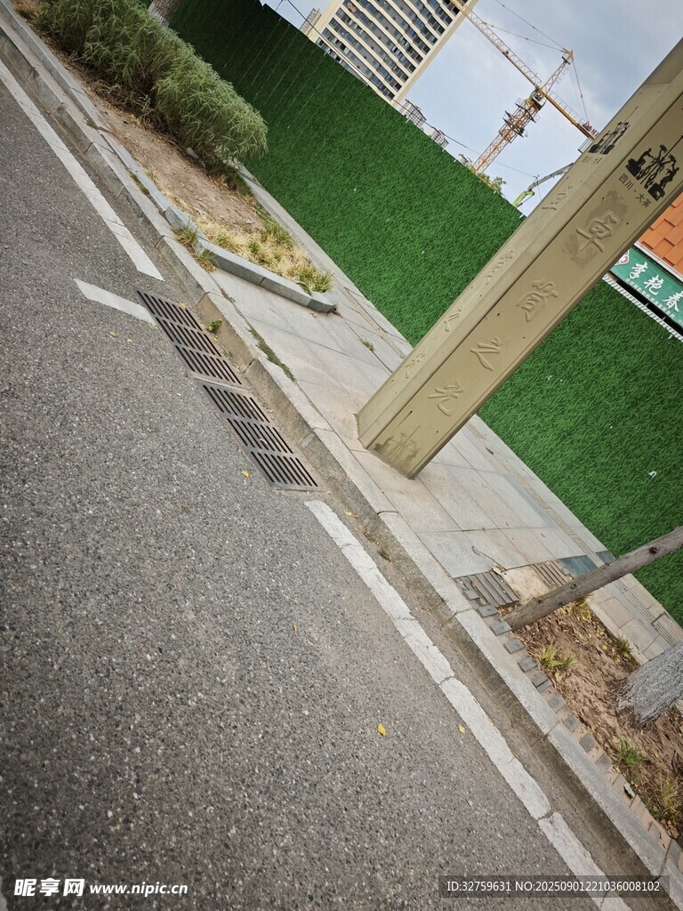 道路旁的设施与绿化