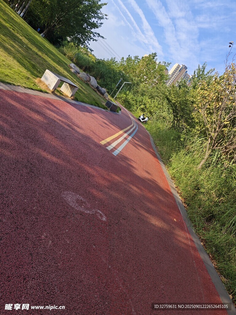 户外红色健身步道风景