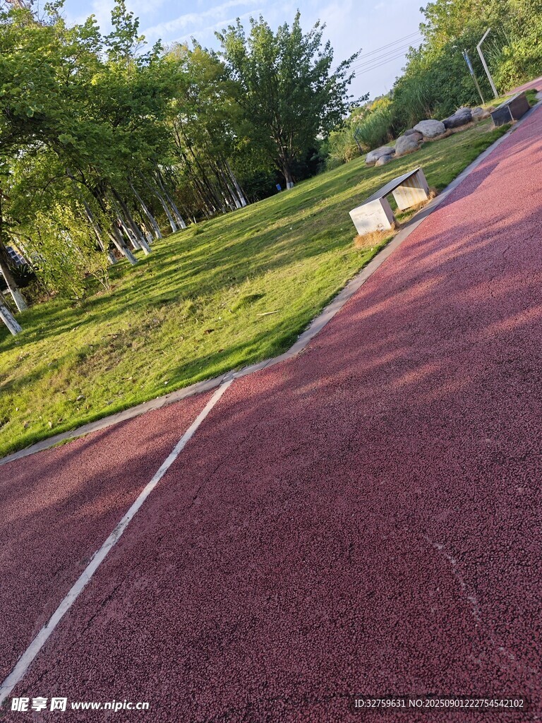 校园红色塑胶跑道风景