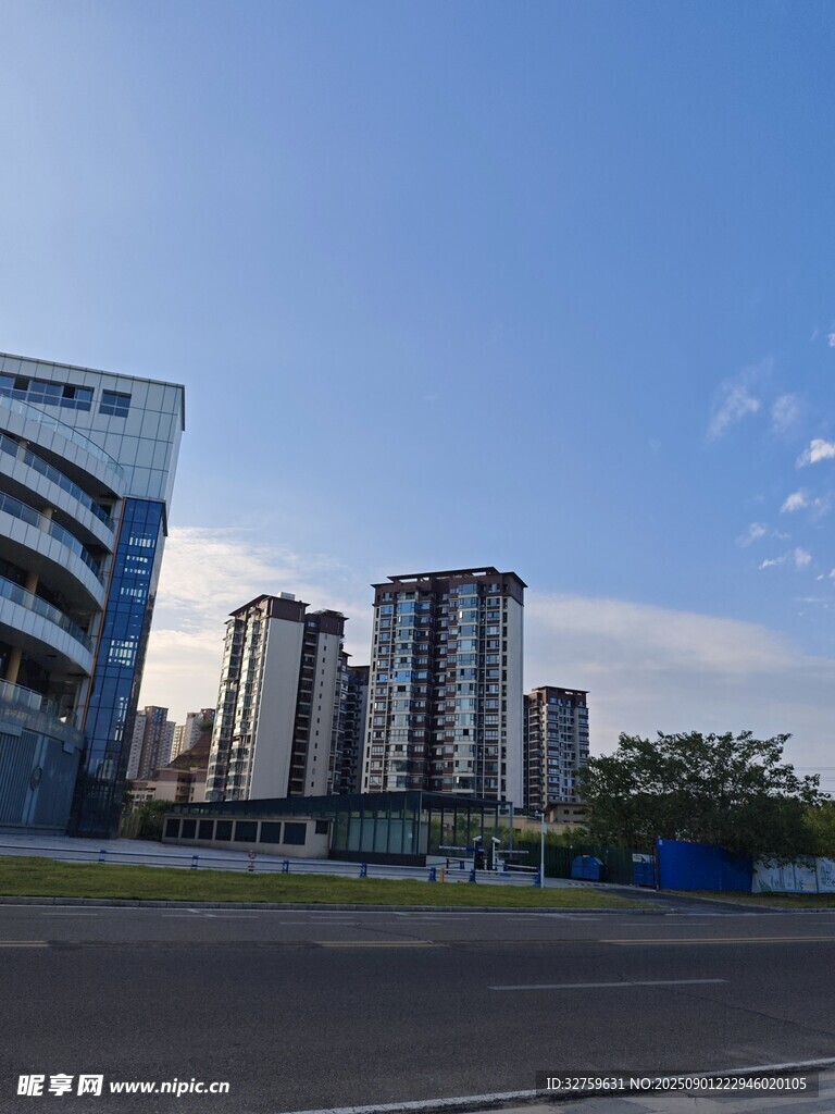 城市道路旁的现代建筑群