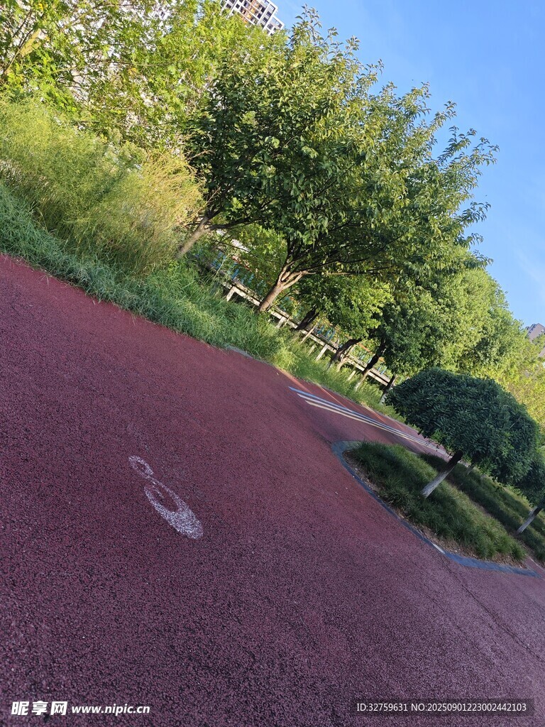 公园红色步道绿意环绕