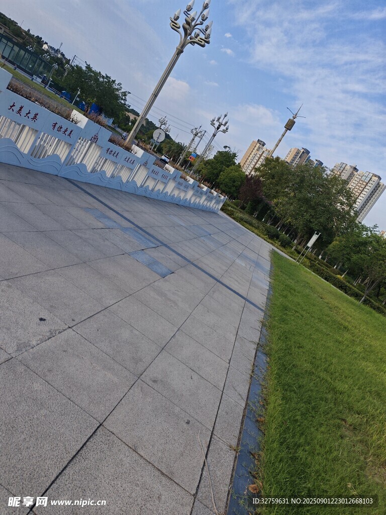 城市广场的开阔景观