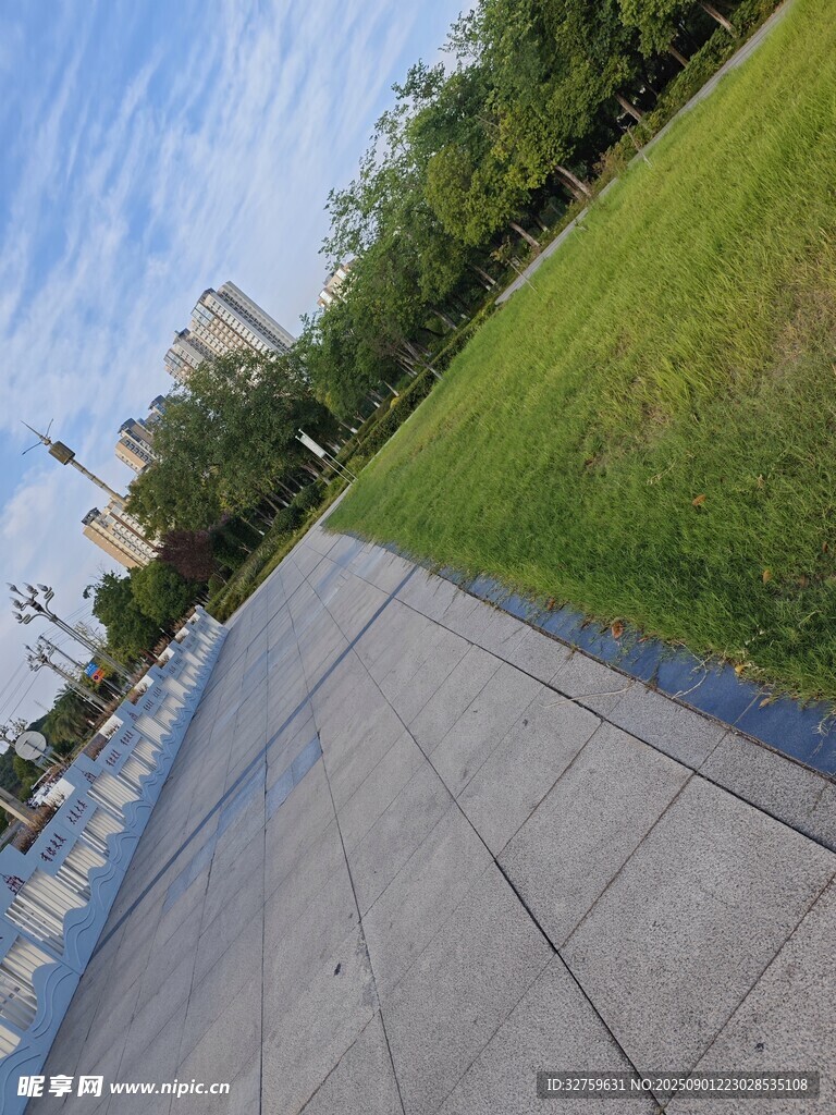 城市公园中的开阔步道