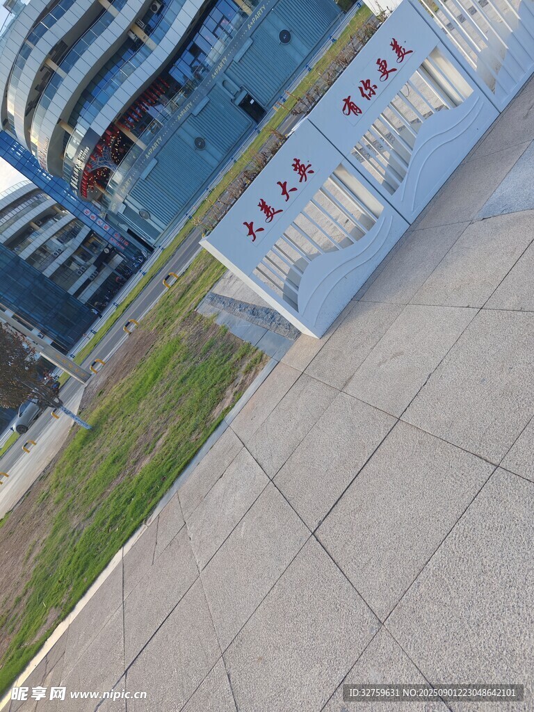 户外休闲步道与水域景观