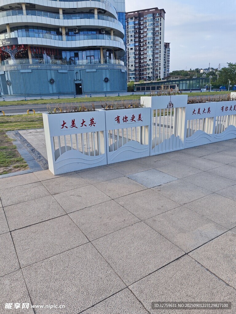 江边白色护栏与远处建筑