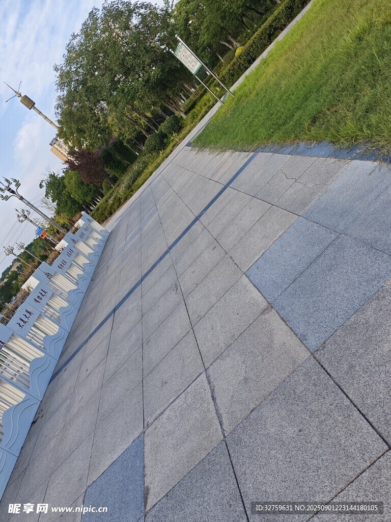城市广场的开阔砖石地面