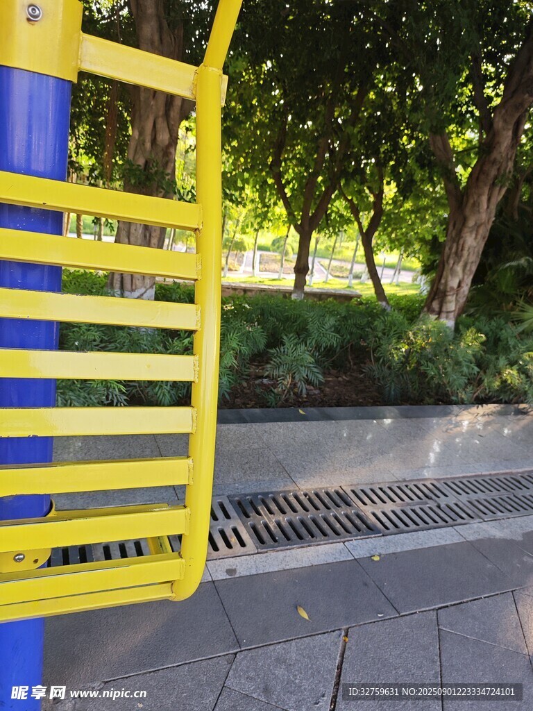 户外黄色健身器材一角