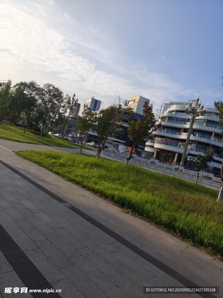 城郊公路旁的建筑与绿植