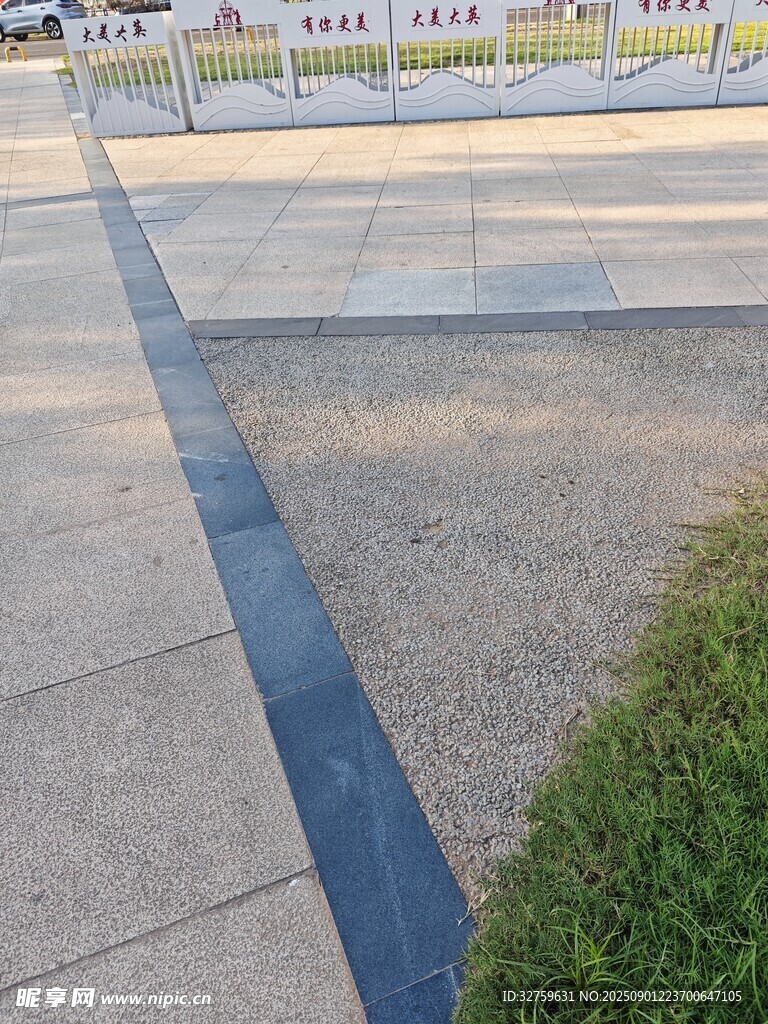 户外地面景观蓝线与绿植