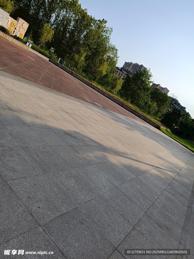 户外空旷的砖石铺就场地