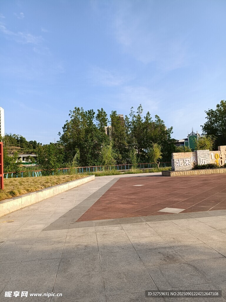 户外空旷的红色地面场地