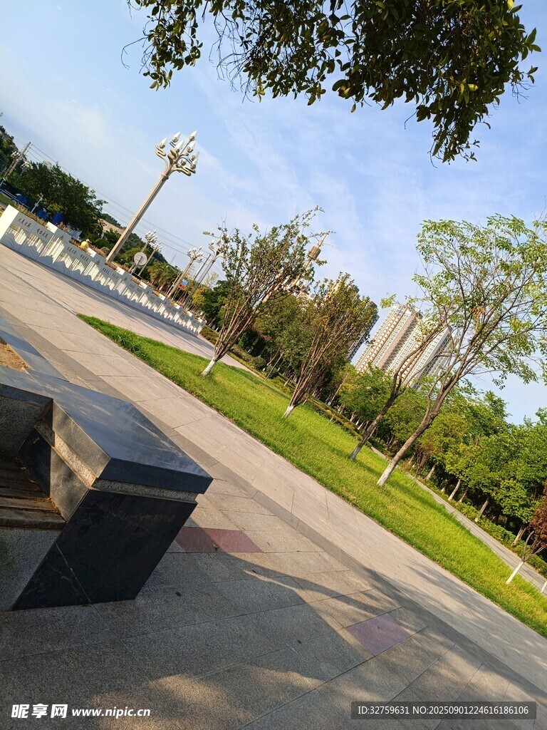 城市公园休闲长椅景观