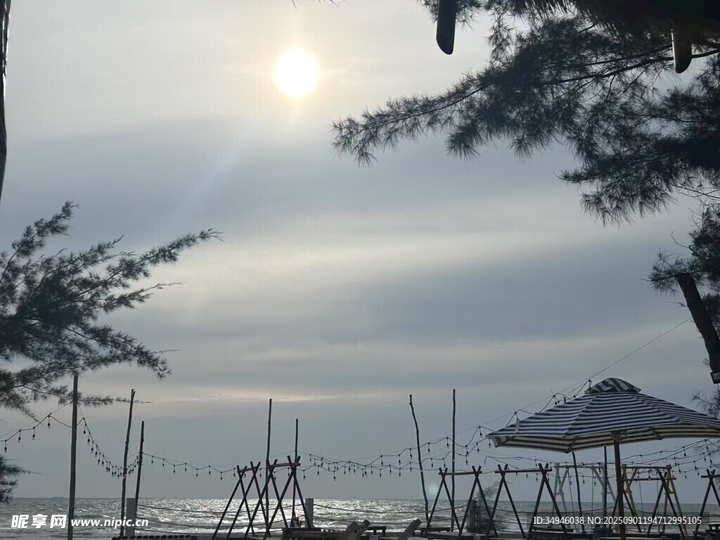 海边日落时的休闲景致