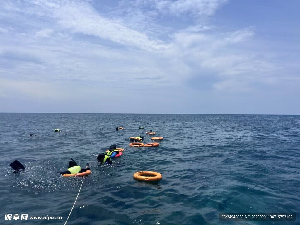 海上浮圈嬉戏欢乐场景