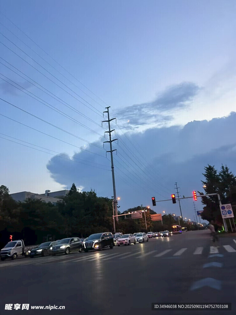 黄昏街头的车辆与天空