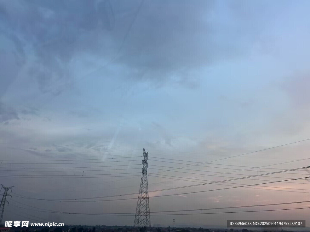 黄昏下的输电塔与天际线