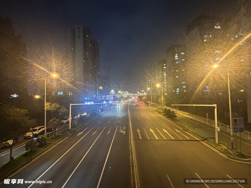 城市夜晚的宽阔道路
