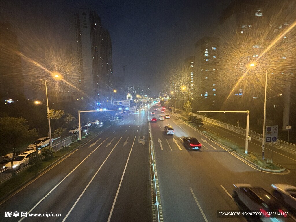 城市夜晚的繁忙街道